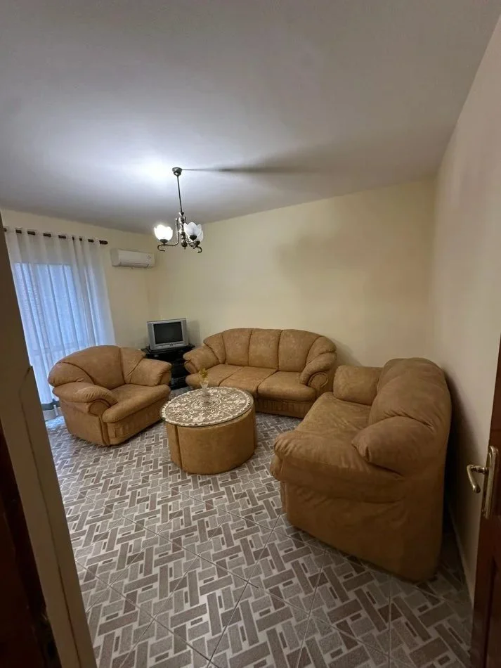 Tirane, jepet me qera apartament 3+1 Kati 4, 85 m² (Stacioni i Trenit)