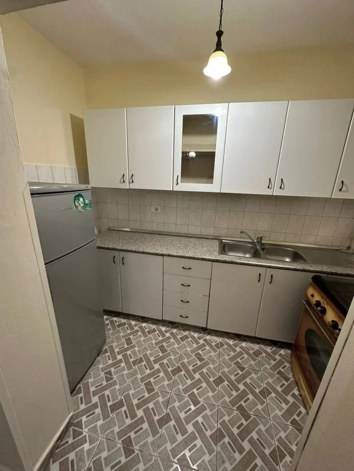 Tirane, jepet me qera apartament 3+1 Kati 4, 85 m² (Stacioni i Trenit)
