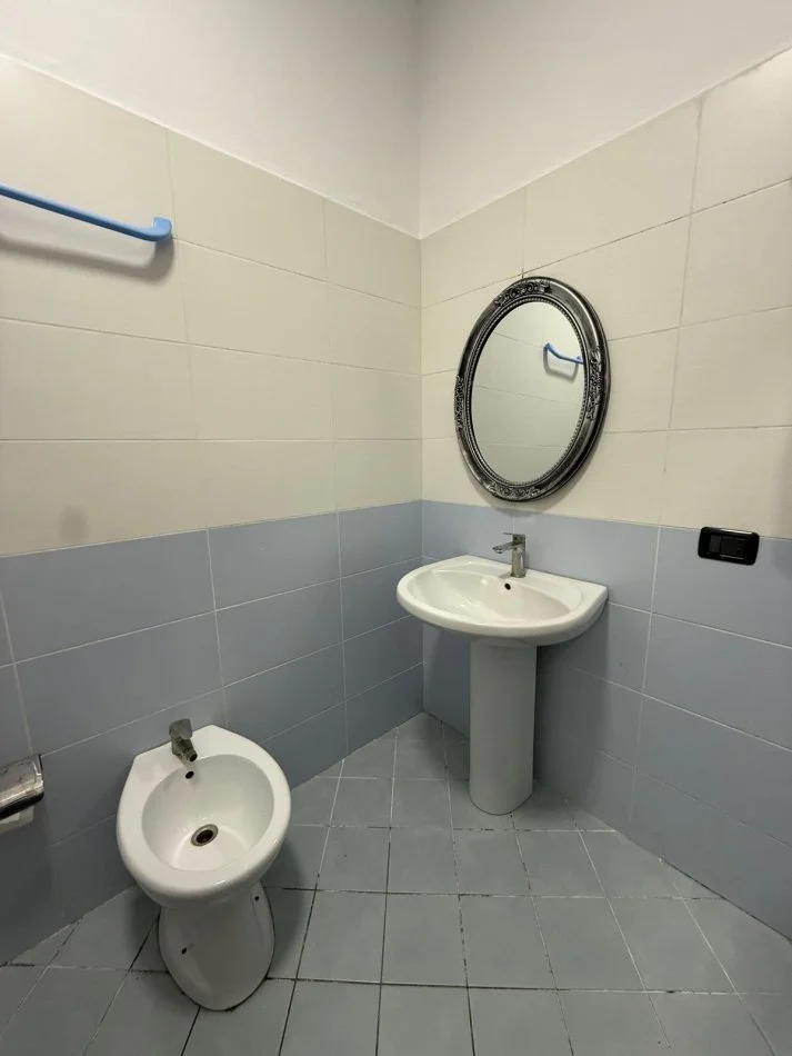 Tirane, affitto appartamento 1+1 con balcone al settimo piano, 60 m², 450 € (ASTIR)