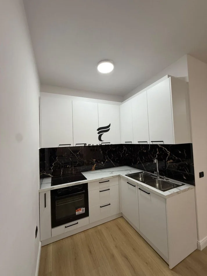Tirane, affitto appartamento 1+1 con balcone al settimo piano, 60 m², 450 € (ASTIR)