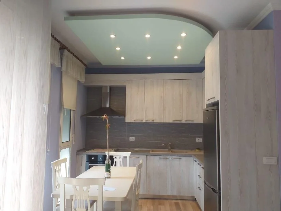 Tirane, affitto mensile appartamento 1+1 con balcone al 4° piano, 76 m², 700 € (NUOVO MERCATO)