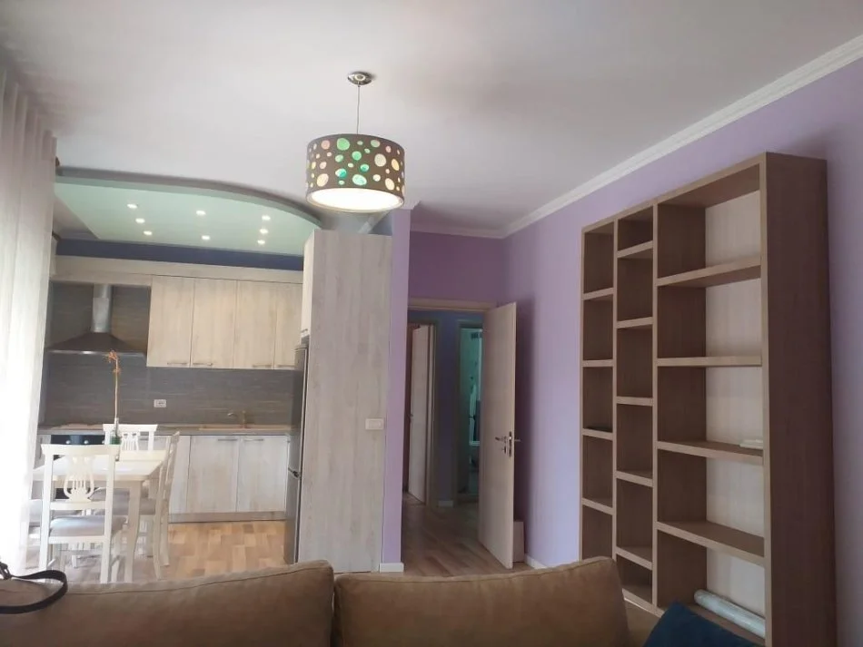 Tirane, affitto mensile appartamento 1+1 con balcone al 4° piano, 76 m², 700 € (NUOVO MERCATO)