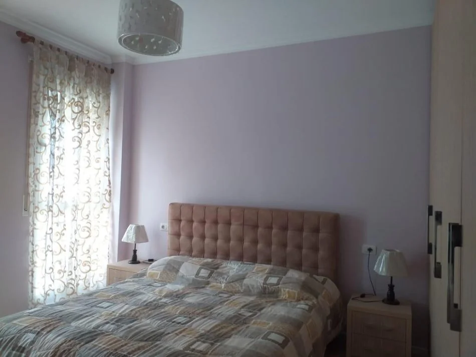 Tirane, affitto mensile appartamento 1+1 con balcone al 4° piano, 76 m², 700 € (NUOVO MERCATO)