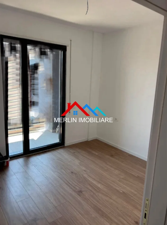 Tirane, affitto mensile appartamento 1+1 con balcone, Piano 3, 59 m², 425 € (VIA 5 MAGGIO)