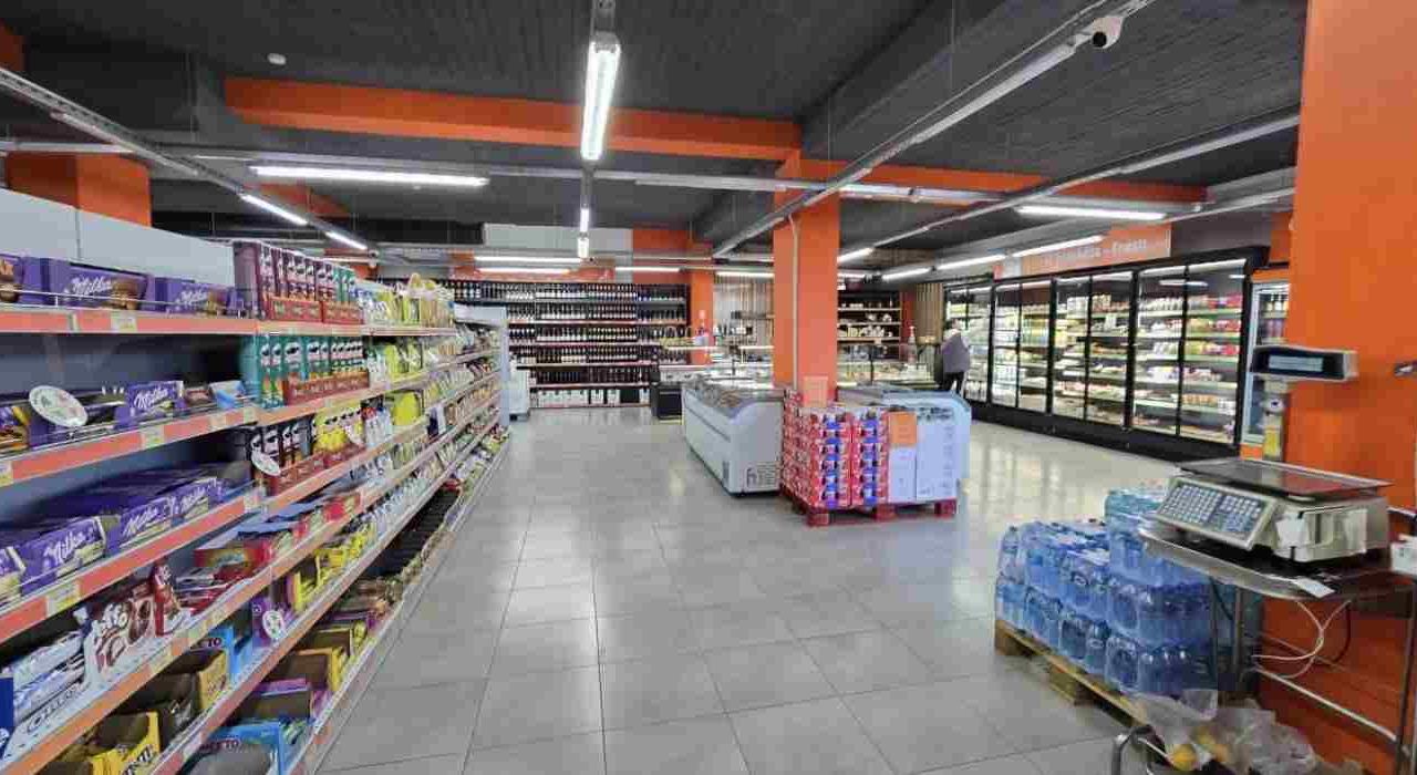 Kodra e Diellit 1,Shitet Ambjent i Madh Biznesi, Buze Rruge