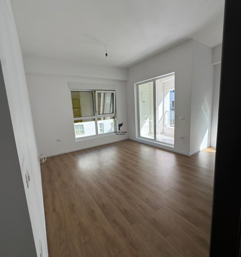 Zyra con affitto di 65 m2 in Ali Demi - 35.000 lekë