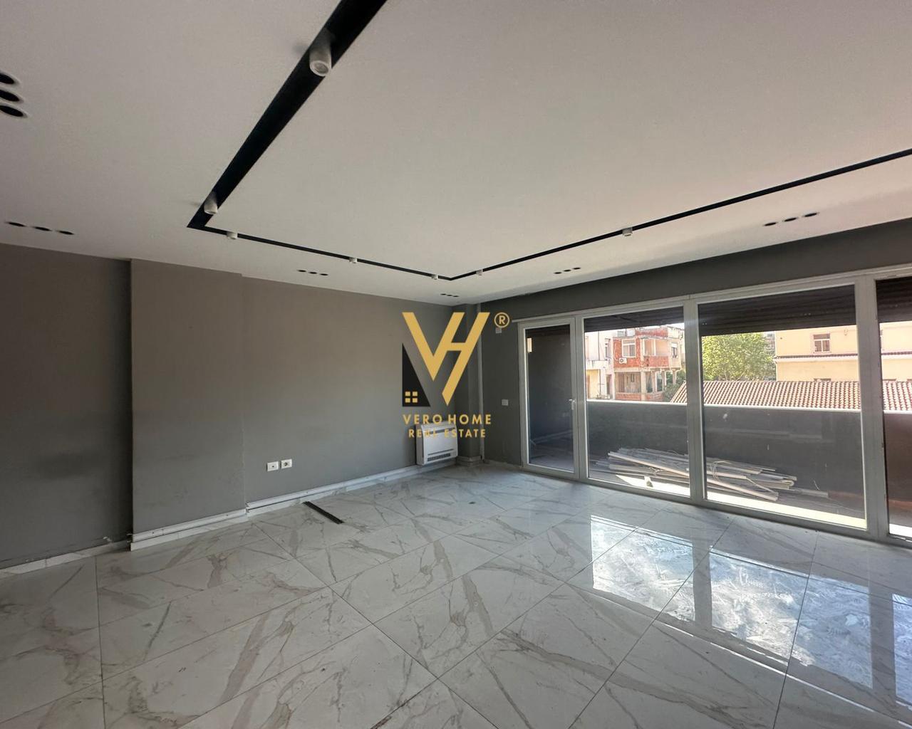 Affitto ufficio di 170 m2 con parcheggio Trenit - 1.500 euro