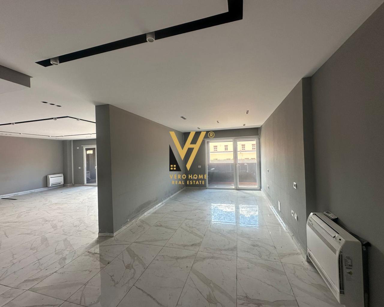 Affitto ufficio di 170 m2 con parcheggio Trenit - 1.500 euro
