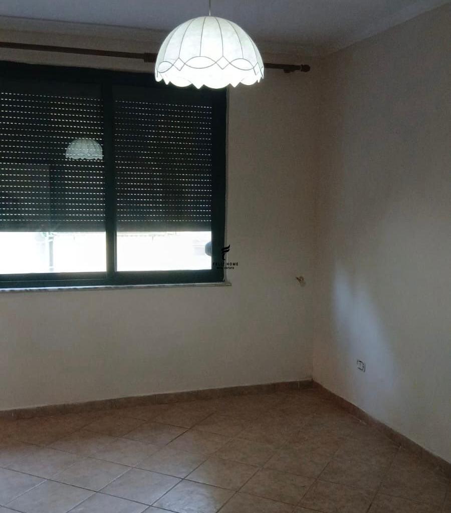 Vetrina in affitto di 120m2 nel centro - 120.000 LEKE FH-71006