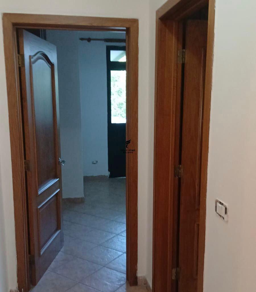 Vetrina in affitto di 120m2 nel centro - 120.000 LEKE FH-71006