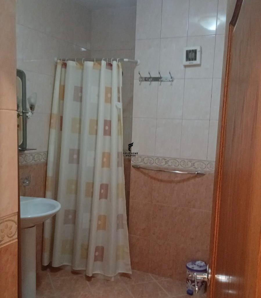 Vetrina in affitto di 120m2 nel centro - 120.000 LEKE FH-71006