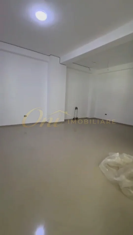 Tirane, shitet dyqan Kati 0, 125 m² 250.000 € (YZBERISHT)