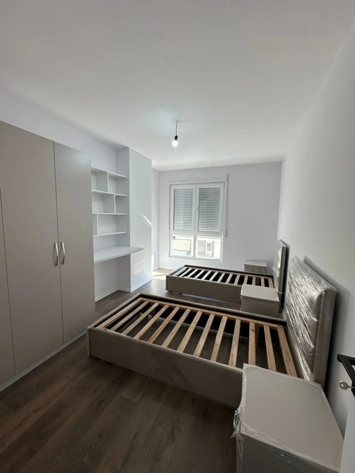 Tirane, affitto ufficio al quinto piano, 100 m², 550 € (5 mesi)