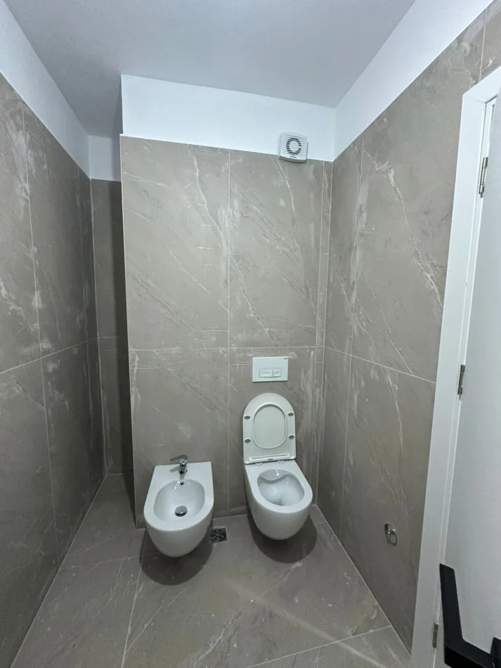 Tirane, affitto ufficio al quinto piano, 100 m², 550 € (5 mesi)