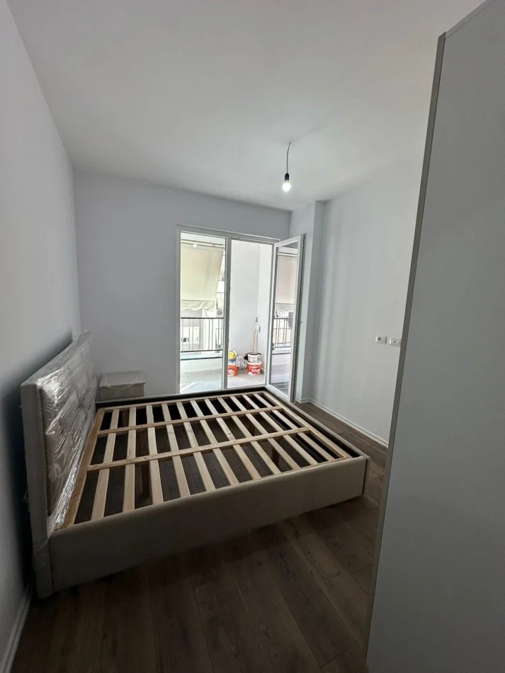 Tirane, affitto ufficio al quinto piano, 100 m², 550 € (5 mesi)