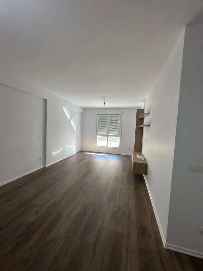 Tirane, affitto ufficio al quinto piano, 100 m², 550 € (5 mesi)