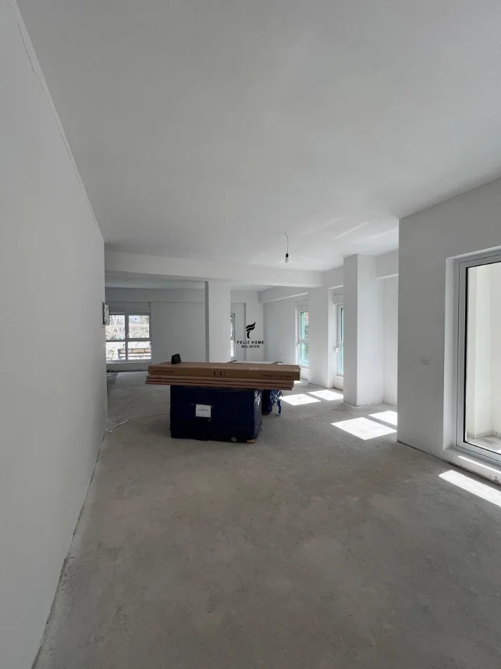 Tirane, affitto negozio Piano 0, 220 m² 3.000 € (ALI DEMI)