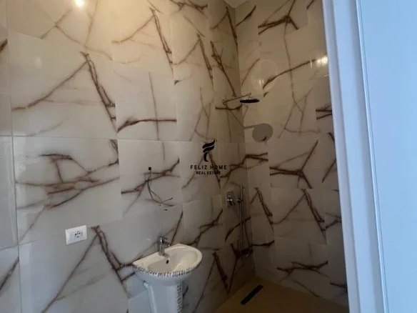 Tirane, ufficio in affitto al piano 13, 106 m², 1.000 € (VIA BARRIKADAVE)
