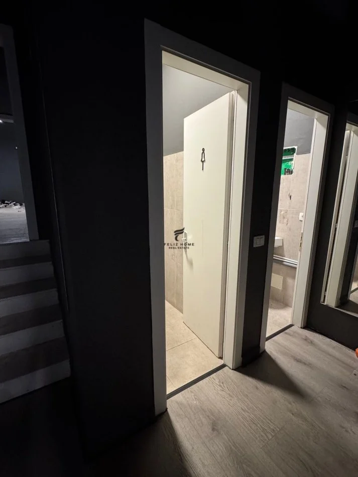 Tirane, negozio in affitto, 205 m², 3.000 € (CENTRO)