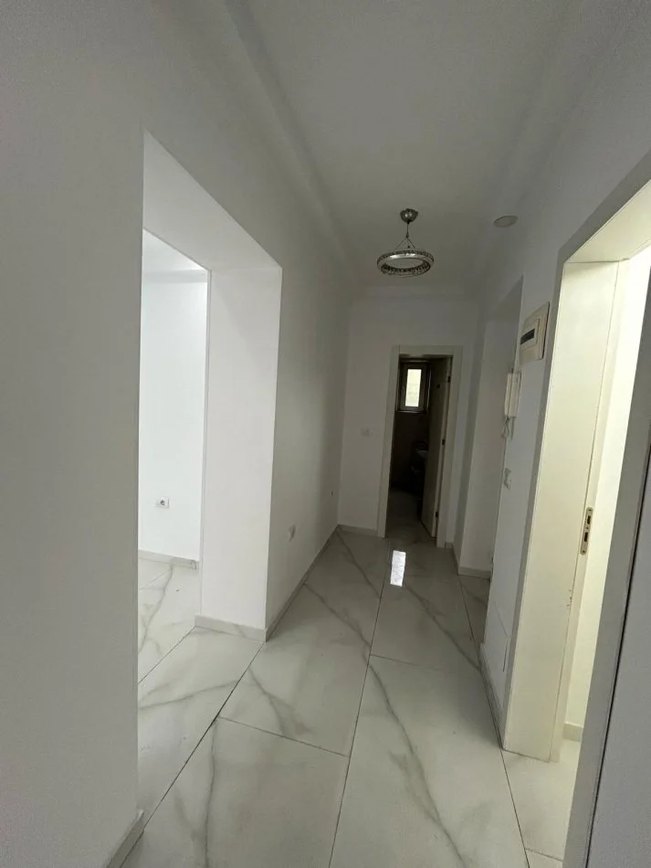 Tirane, Office for Rent on the 2nd Floor, 60 m², €700 (RRUGA E DIBRES)