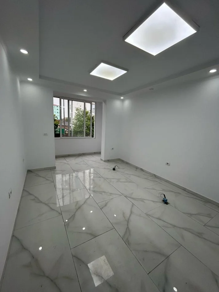 Tirane, jepet me qera zyre Kati 2, 60 m² 700 € (RRUGA E DIBRES)
