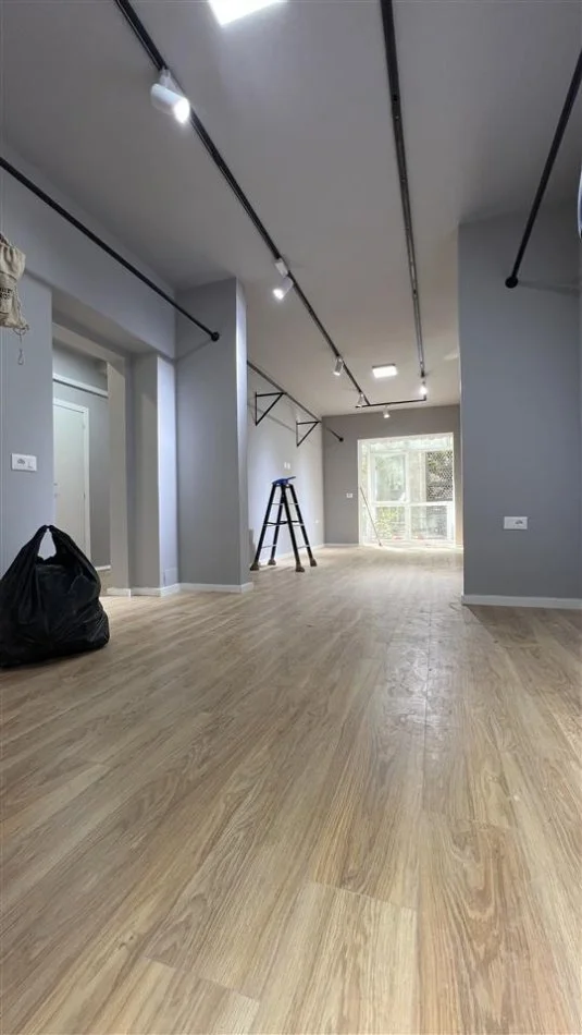 Tirane, jepet me qera ambjent biznesi Kati 2, 75 m² 1.200 € (MYSLYM SHYRI)