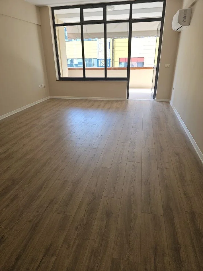 Tirane, affitto ufficio al piano 4, 130 m² 1.000 € (CENTRO)