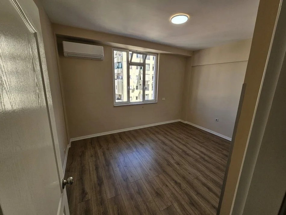 Tirane, affitto ufficio al piano 4, 130 m² 1.000 € (CENTRO)
