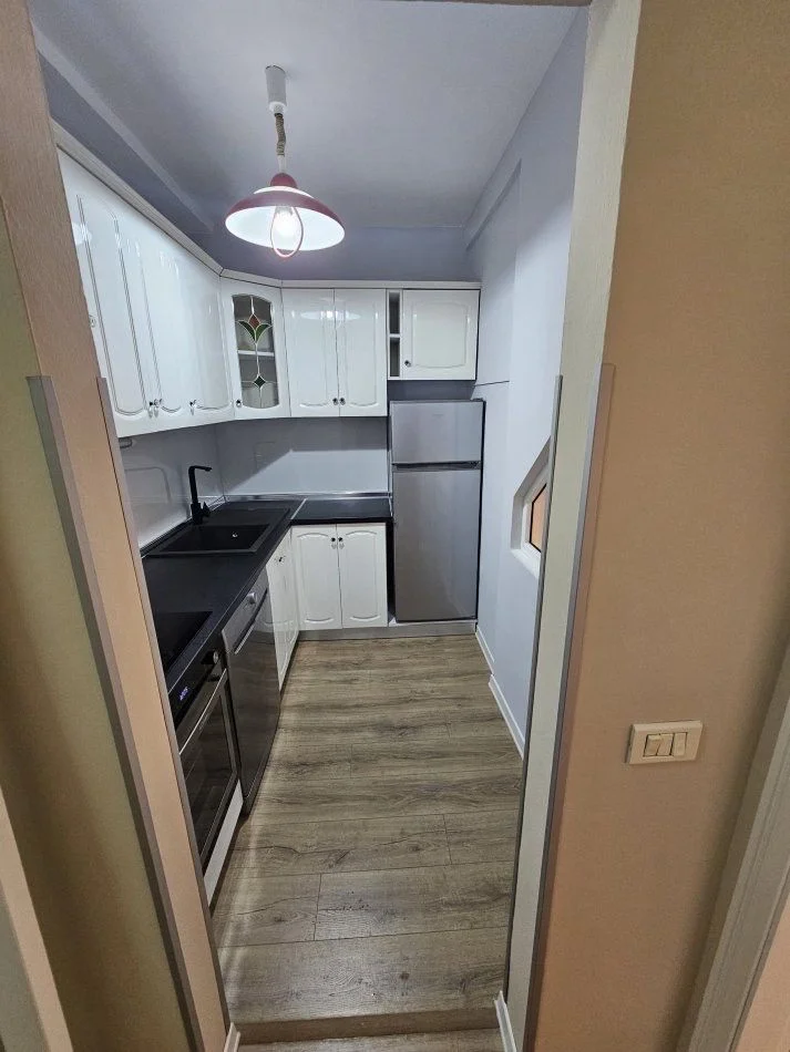 Tirane, affitto ufficio al piano 4, 130 m² 1.000 € (CENTRO)