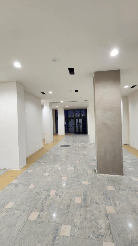 Tirane, affitto negozio Piano 0, 150 m² 1.500 € (VIA KAVAJES)