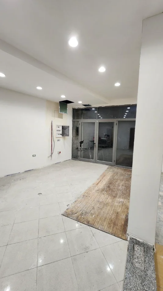 Tirane, affitto negozio Piano 0, 150 m² 1.500 € (VIA KAVAJES)