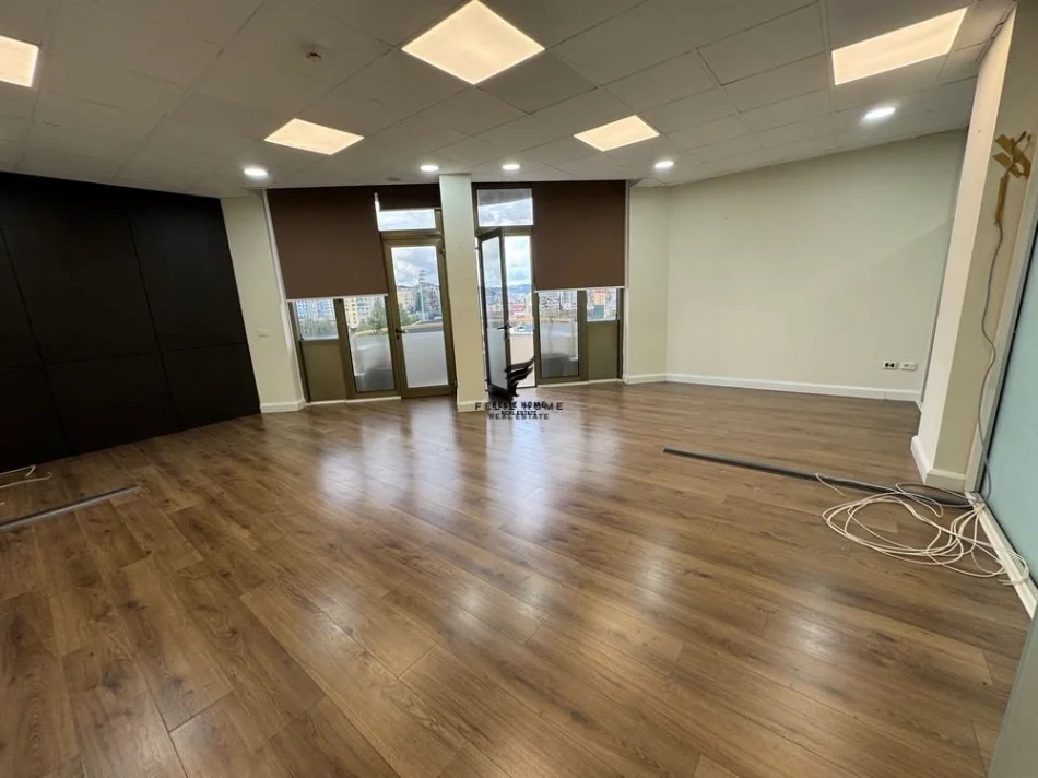 Tirane, jepet me qera zyre Kati 7, 100 m² 1.500 € (BLLOK)