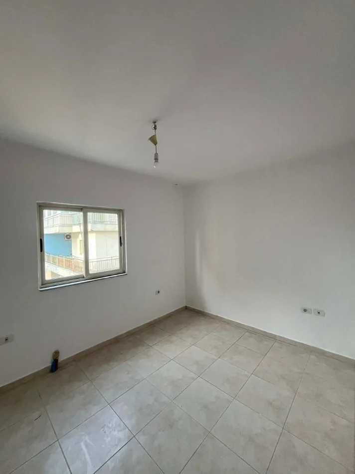 Tirane, jepet me qera zyre Kati 6, 96 m² 550 € (FUSHA E AVIACIONIT)