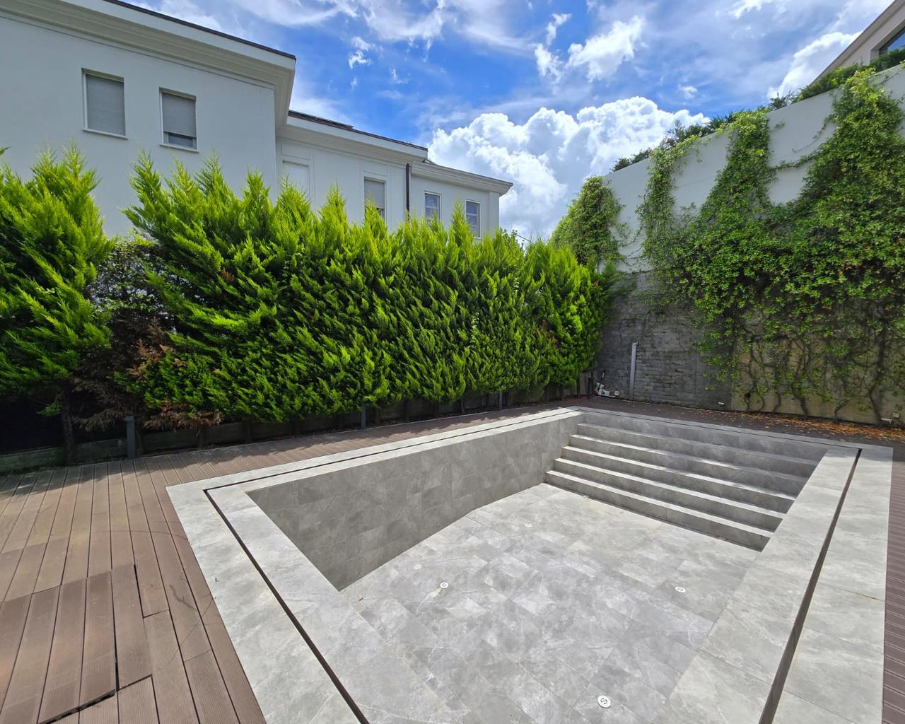 Luxury Villa with Pool for Sale – Rolling Hills, TEG