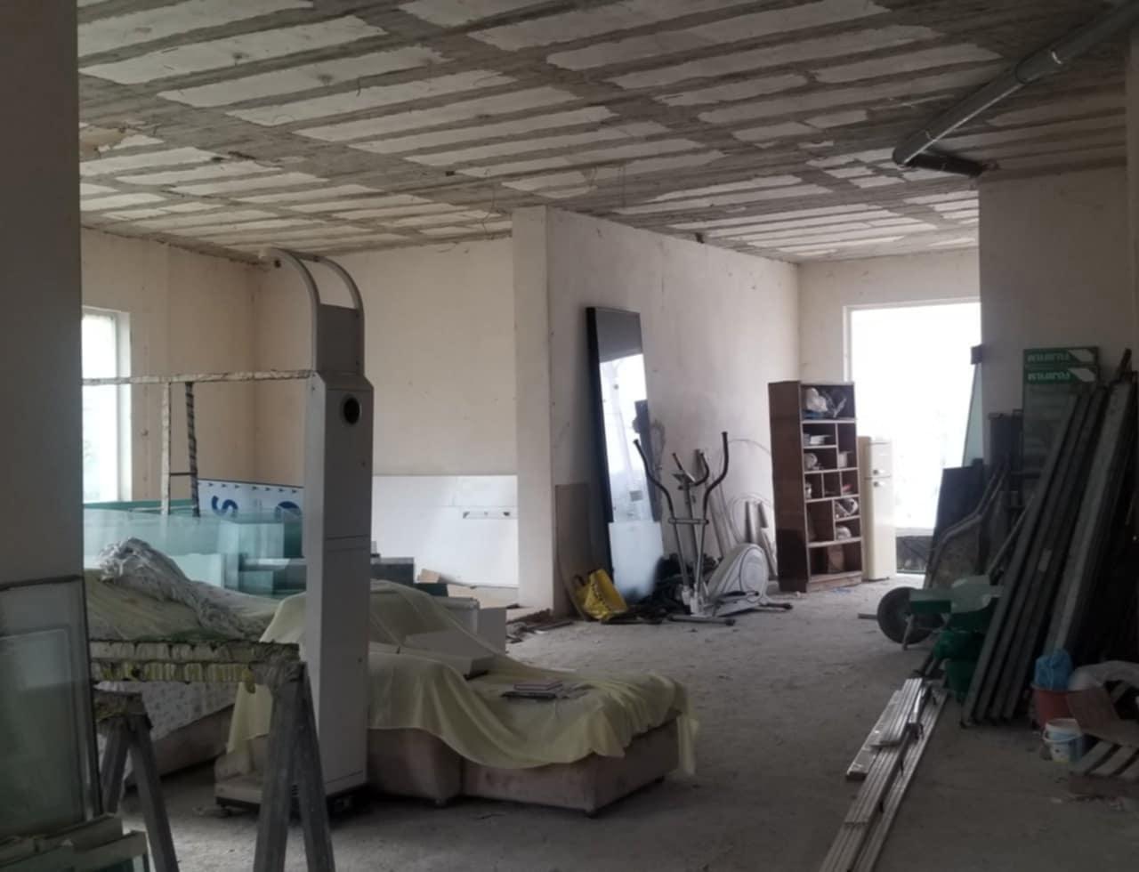 SHOP FOR STORE OR CONVERT INTO 3 APARTMENTS. ONLY 71