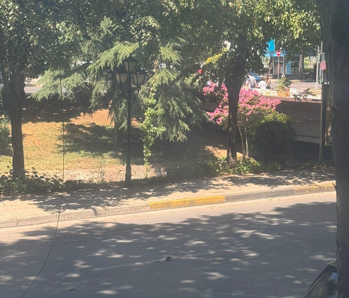 Affitto Negozio di 100 m² in Ish-Bllok – Vicino a Kafe Roma
