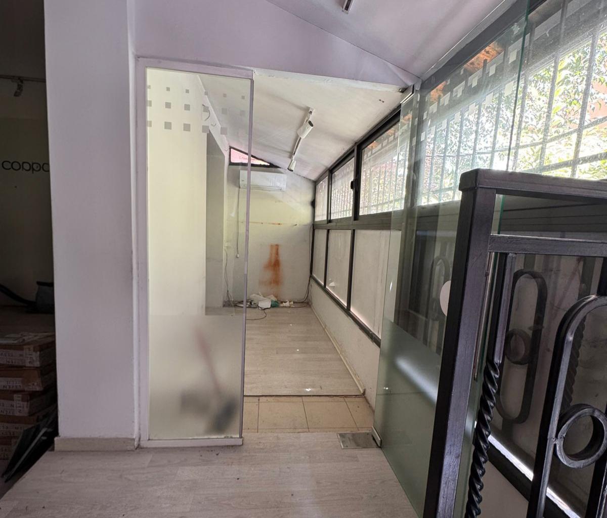 Affitto Negozio di 100 m² in Ish-Bllok – Vicino a Kafe Roma
