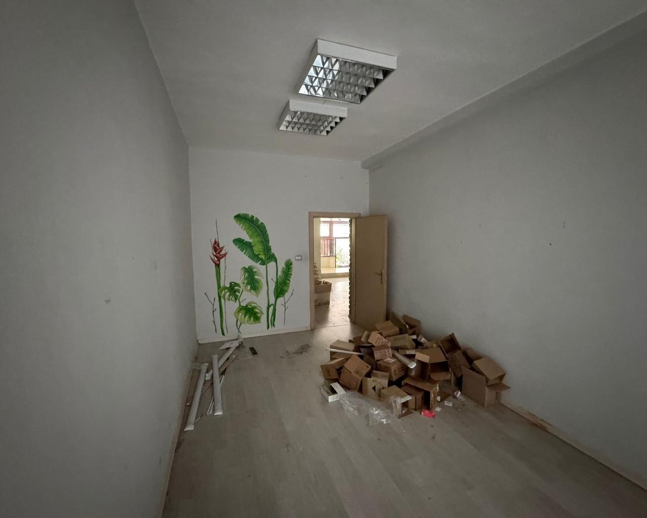 Affitto Negozio di 100 m² in Ish-Bllok – Vicino a Kafe Roma