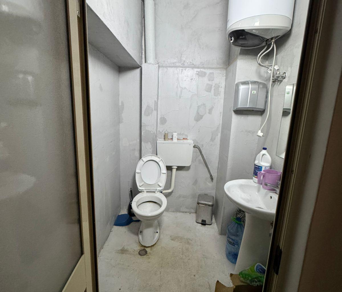 Affitto Negozio di 100 m² in Ish-Bllok – Vicino a Kafe Roma