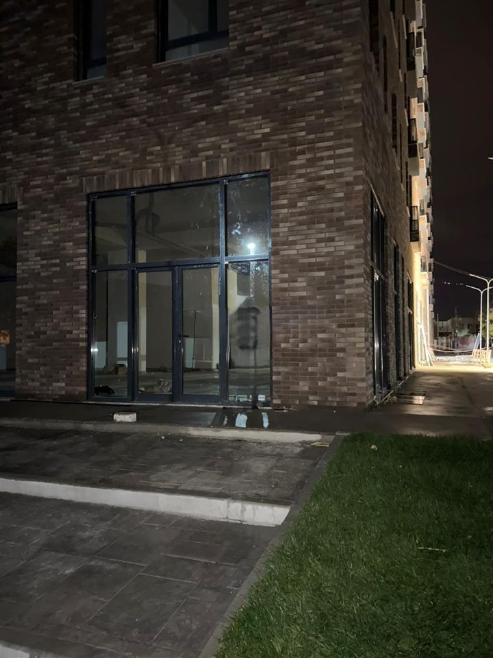 Commercial Space with 240 m2, 5 Floors, 4000 Euro