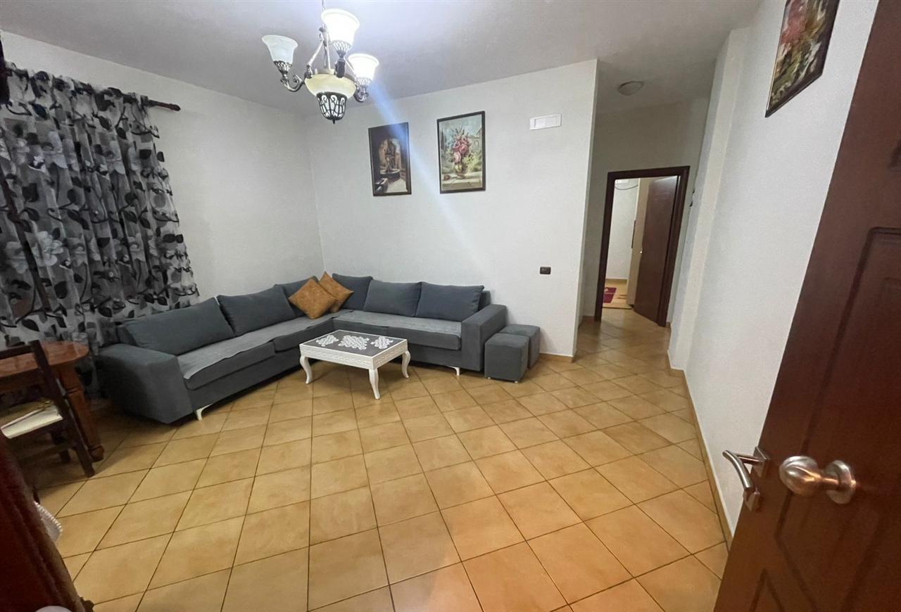 📍 RRUGA 5 MAJI – APARTAMENT ME QIRA