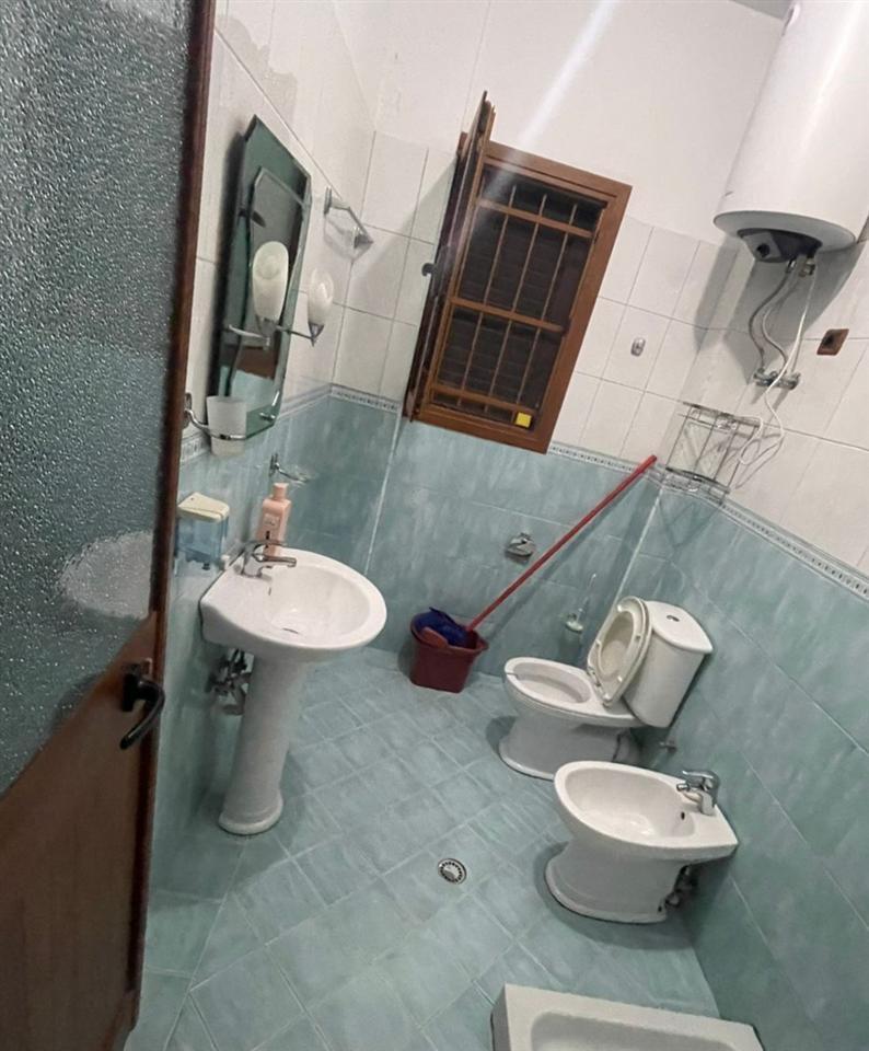 📍 RRUGA 5 MAJI – APARTAMENT ME QIRA