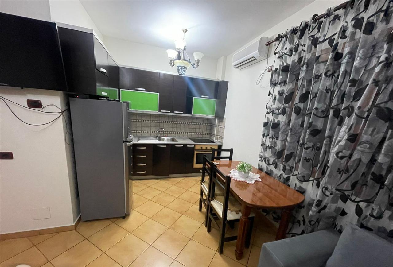 📍 RRUGA 5 MAJI – APARTAMENT ME QIRA