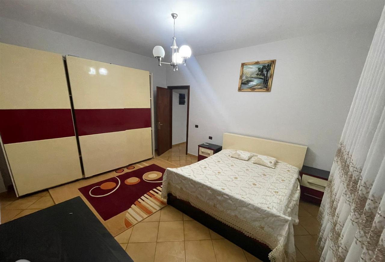 📍 RRUGA 5 MAJI – APARTAMENT ME QIRA
