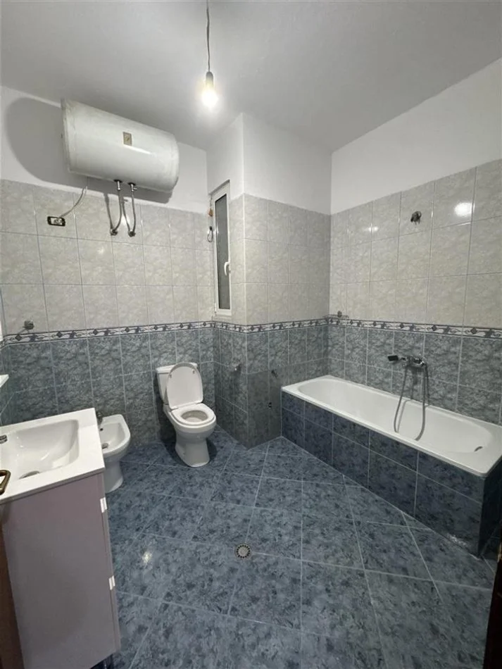 Tirane, 2+1 Apartment for Rent, 4th Floor, 140 m², €600 (Profit Code)