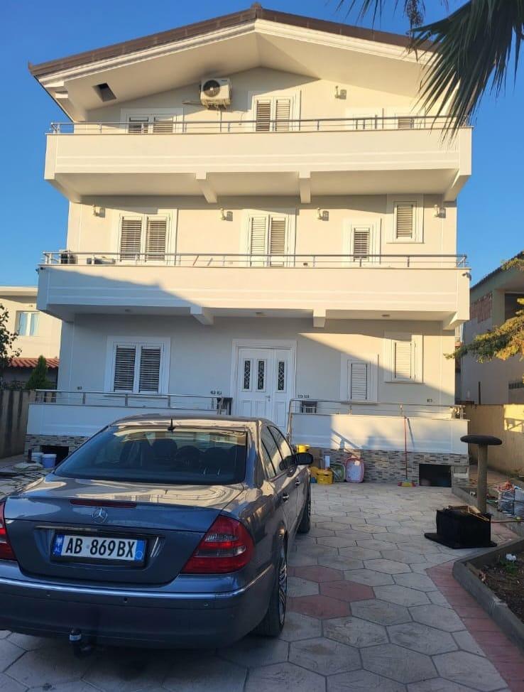 JEPET VILE ME QERA 300M2 AFER PAJTONI CENTER