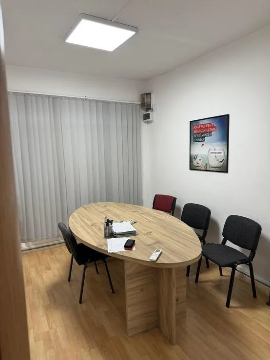 Tirane, affitto ufficio al piano 2, 61 m², 500 € (VIA ELBASANIT)