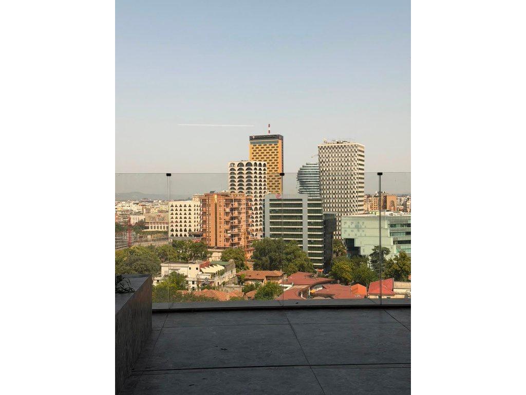 Ufficio Arredato in Vendita nel Centro di Tirana