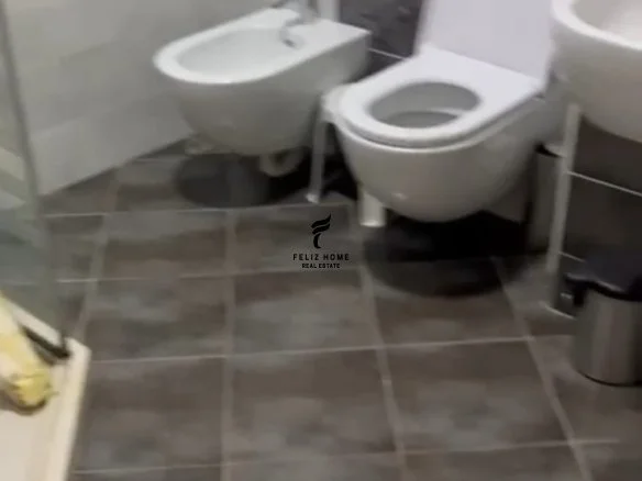 Tirane, affitto ufficio di 135 m² al piano 3, 1.200 € (CENTRO)