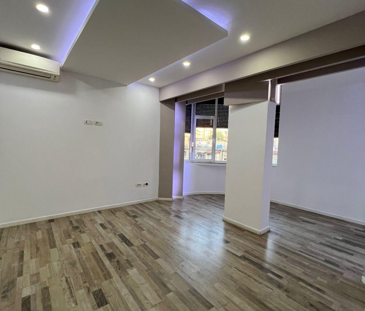 Affitto ufficio con cortile di 110m2 in blocco